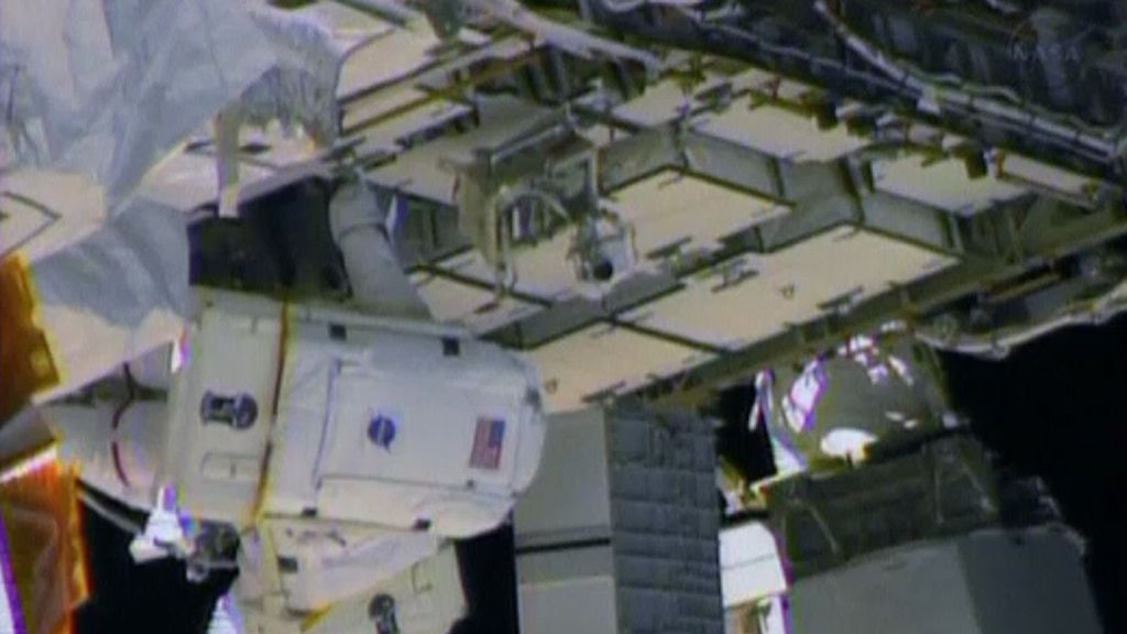 Dos astronautas reparan una avería en la Estación Espacial Internacional