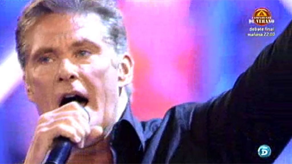 David Hasselhoff se atreve con canción en español a Paula