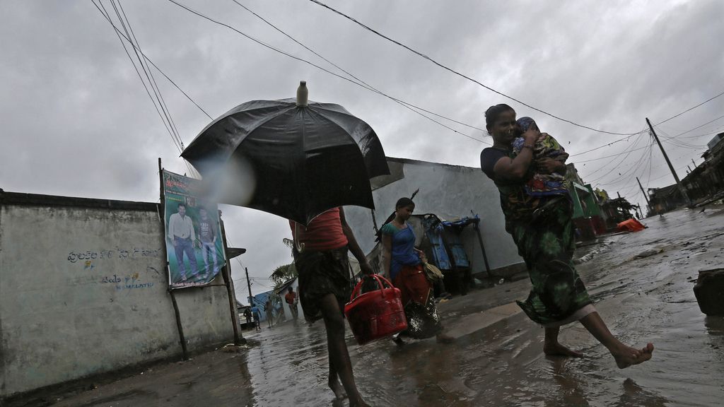El ciclón Phailin golpea con fuerza en India