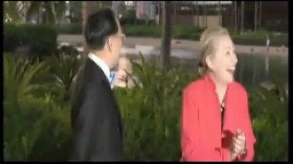 Clinton se parte de risa en Hawai