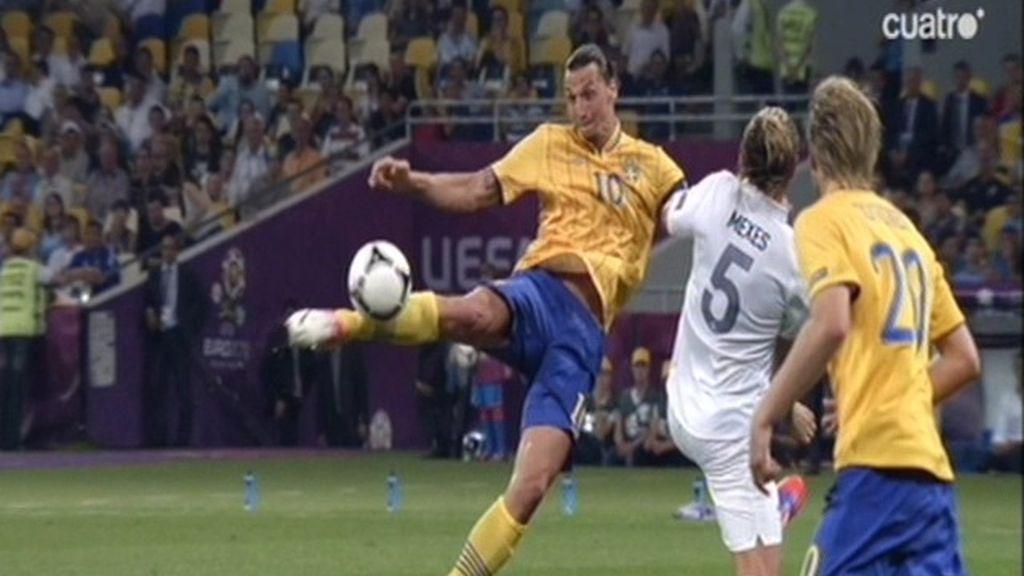 Golazo de Ibrahimovic para despedirse de la Euro
