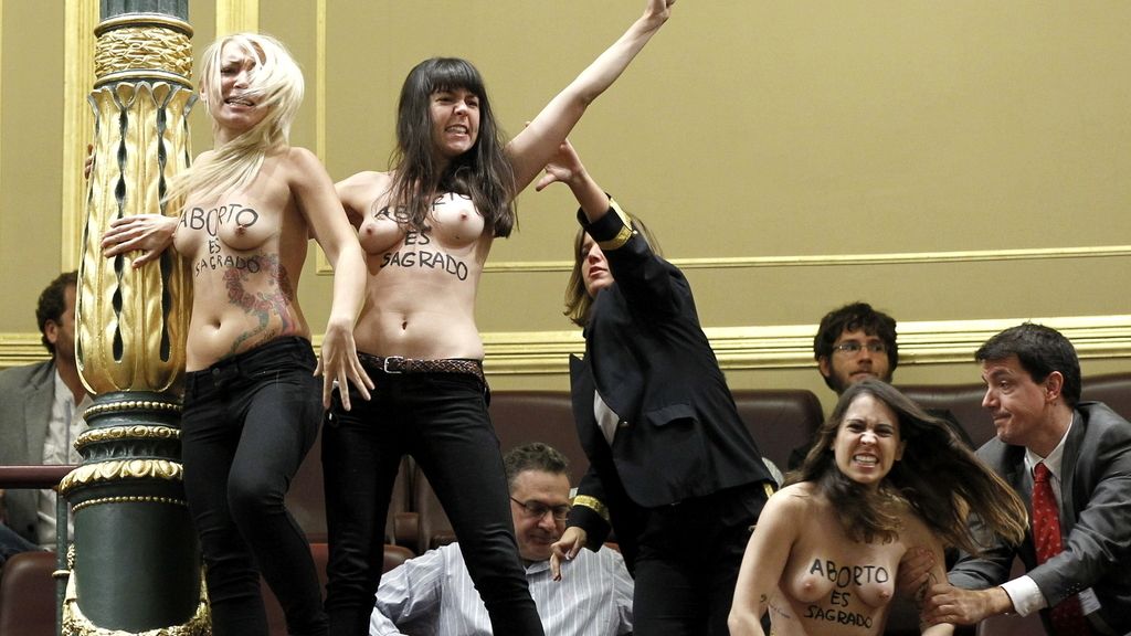Femen interrumpe a pecho descubierto a Gallardón para reivindicar el aborto