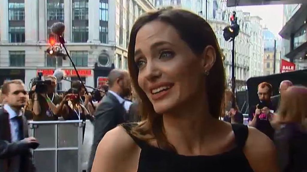 Angelina confiesa sentirse "muy bien" en su reaparición tras su doble mastectomía