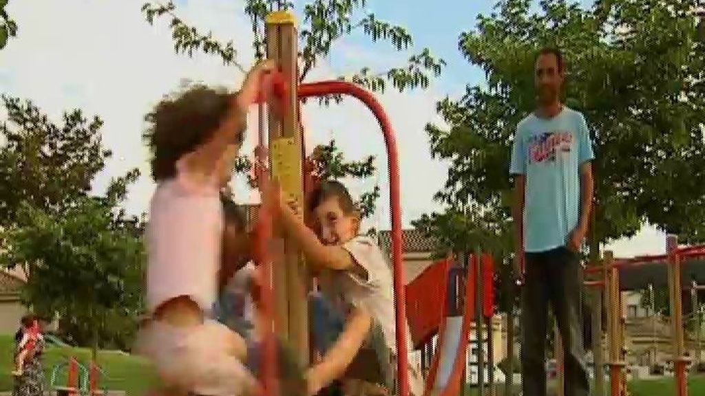 Una familia, con cuatro niños, vive en un parque de Girona tras ser desahuciada
