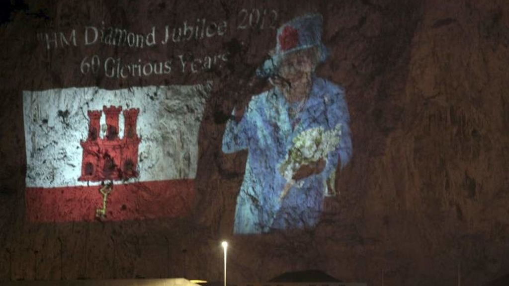 Gibraltar proyecta la imagen gigante de la Reina Isabel en el Peñón