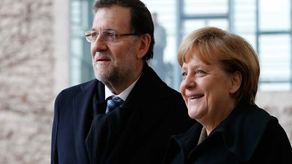 Mariano Rajoy aguanta el chaparrón junto a Merkel en Berlín