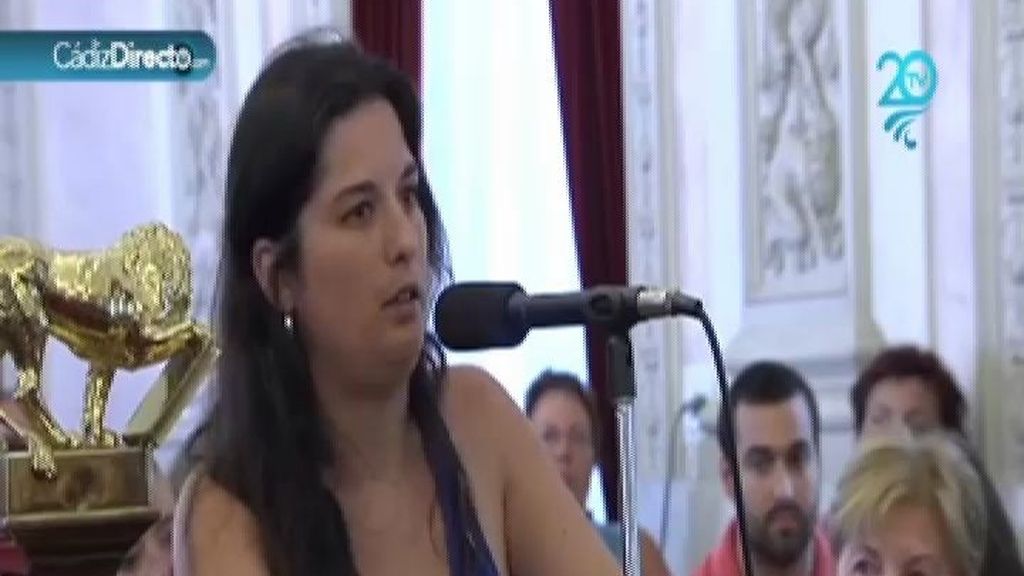 Una vecina de Cádiz revienta el pleno para exigirle a los políticos que sirvan al pueblo
