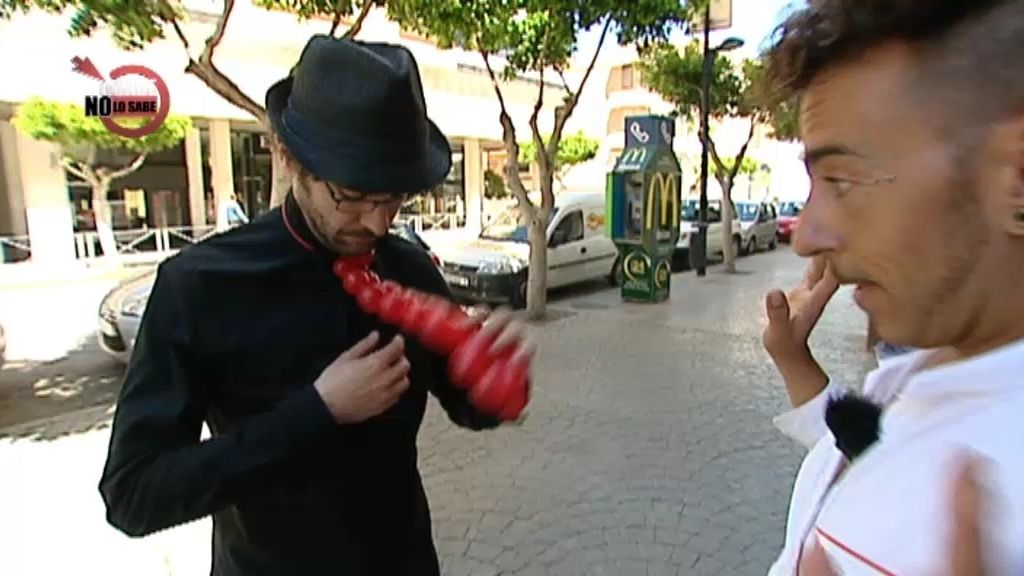 Corbata roja de globos por valor de 6.000 €