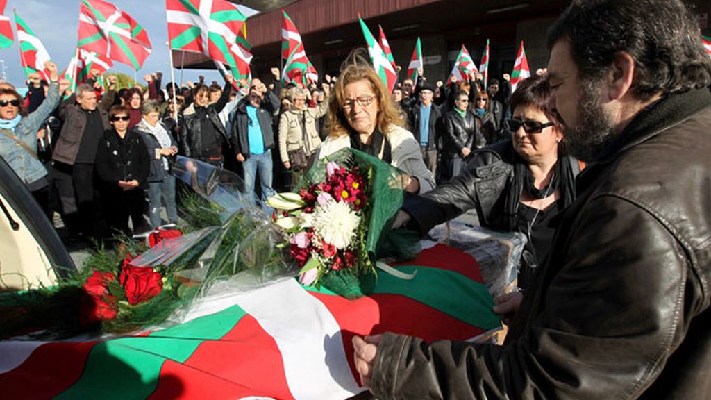 Despedida a Thierry al grito de 'Gora ETA militar'