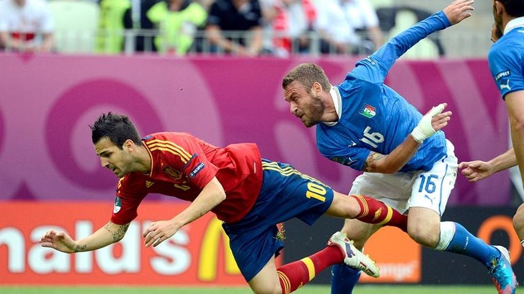 Sin delanteros, España sufre ante Italia (1-1)