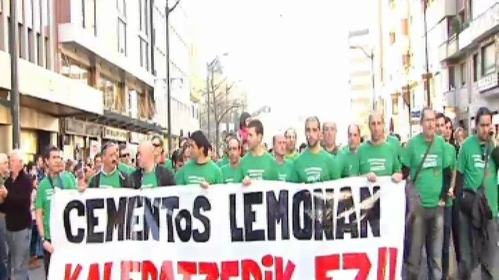 Miles de bilbaínos salen a la calle en defensa del empleo