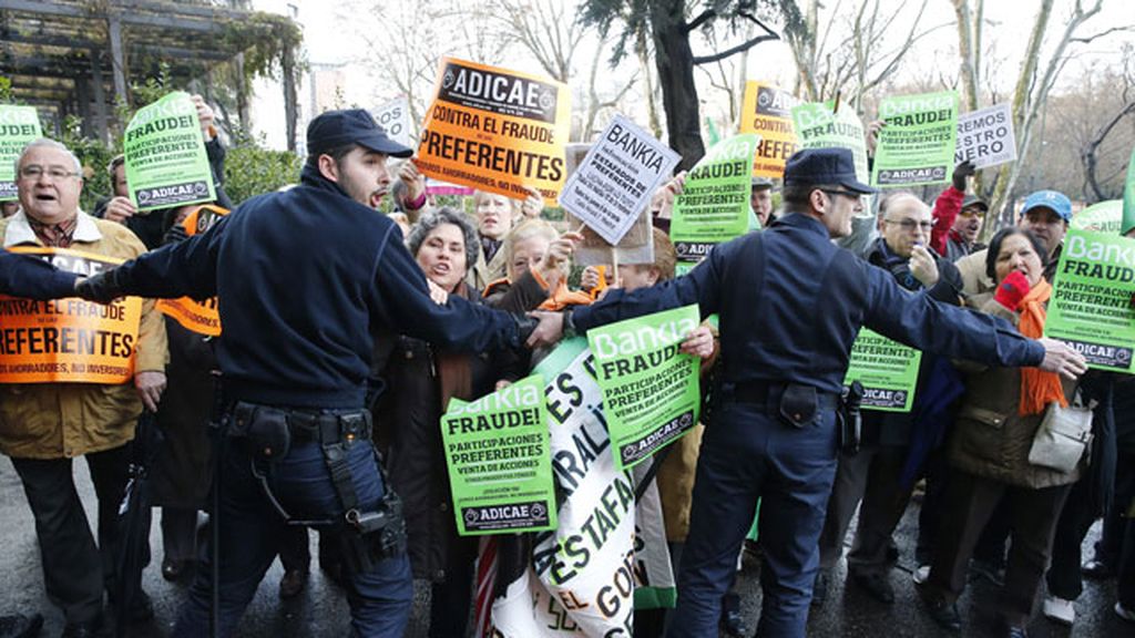 El presidente de Bankia es increpado por las víctimas de las preferentes