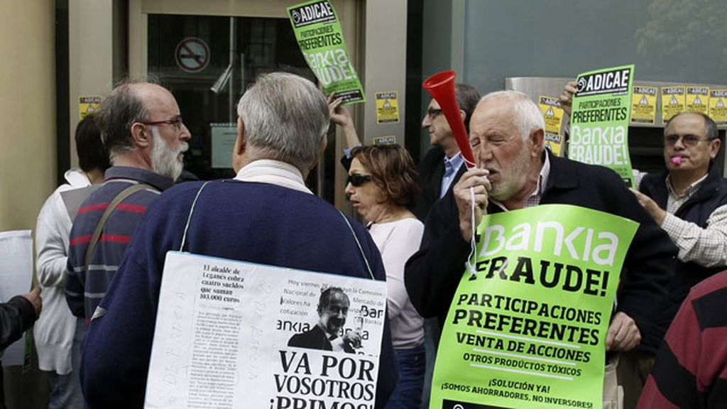 El 15-M protesta en las sucursales de Bankia para tratar de paralizar su actividad