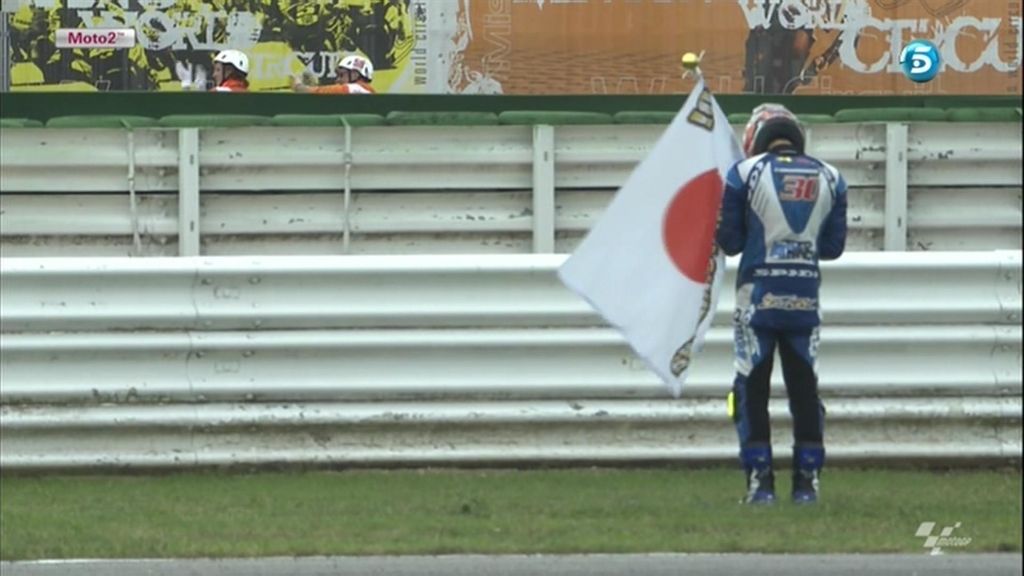 Nakagami rinde homenaje a Shoya Tomizawa