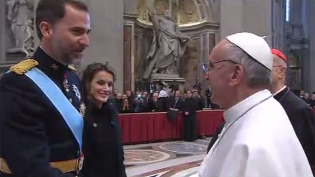 Los Príncipes saludan al Papa Francisco