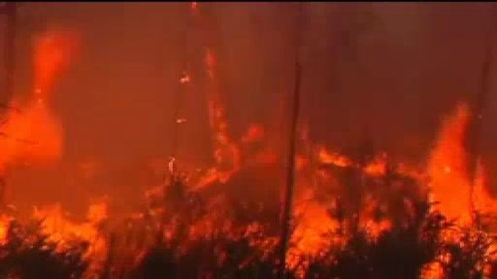 Al menos dos incendios siguen activos y fuera de control en Galicia