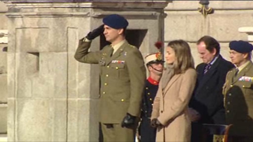Los Príncipes de Asturias en el cambio de guardia del Palacio Real de Madrid