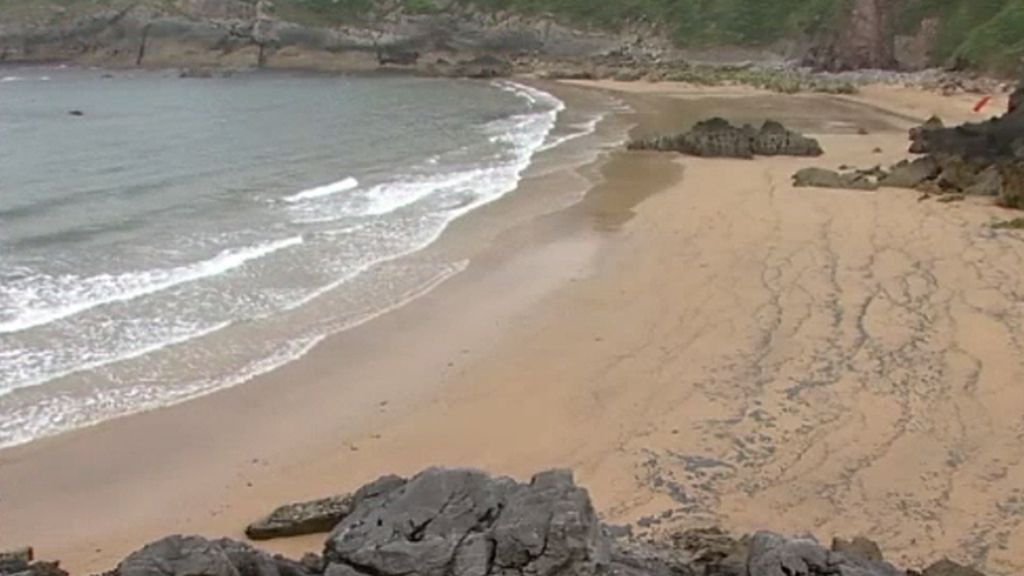 La costa asturiana afectada por un vertido de hidrocarburos