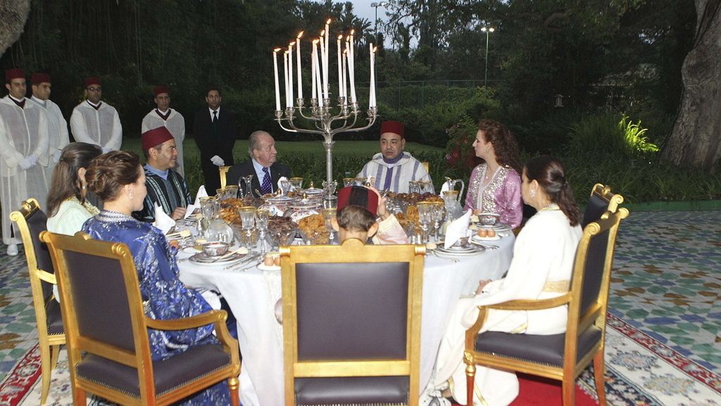 El Rey cena con la Familia Real marroquí al completo en su primera jornada en Rabat