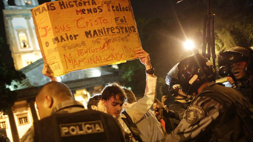 Duros enfrentamientos en Rio de Janeiro entre manifestantes y policía