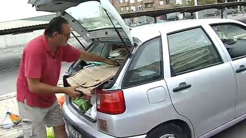 Un parado lleva cinco meses viviendo en su coche a la espera de una vivienda
