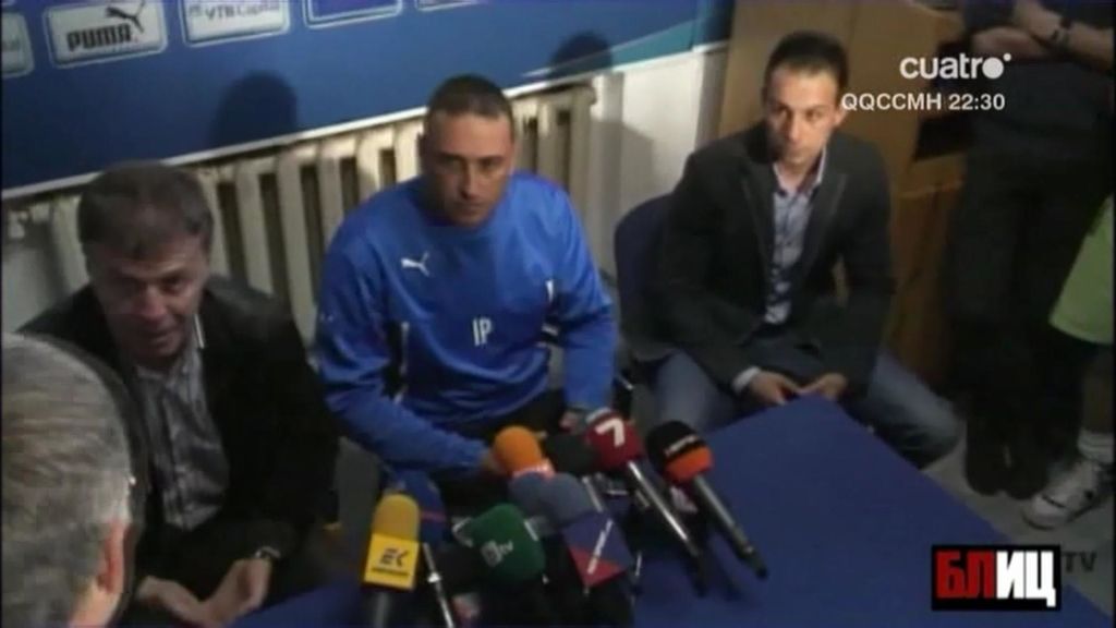 Los ultras del Levski irrumpen en la sala de prensa y le quitan la camiseta al entrenador