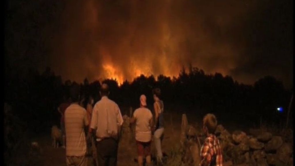 Dos incendios simultáneos queman unas 70 hectáreas de terreno forestal en Orense