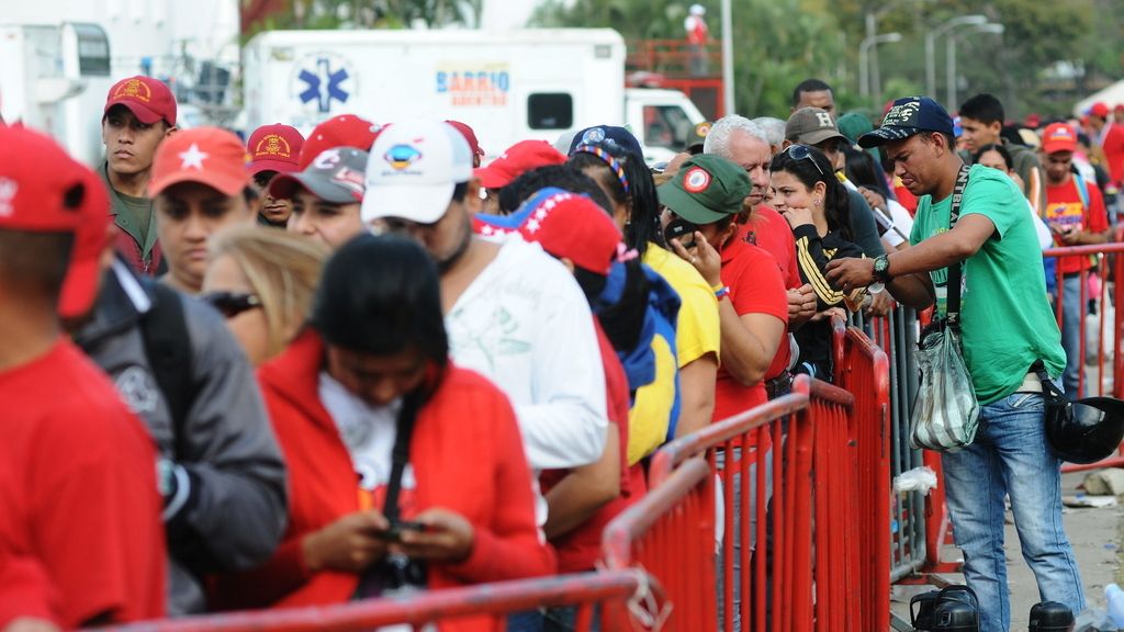 Miles de personas siguen haciendo guardia a las puertas de la capilla ardiente de Chávez
