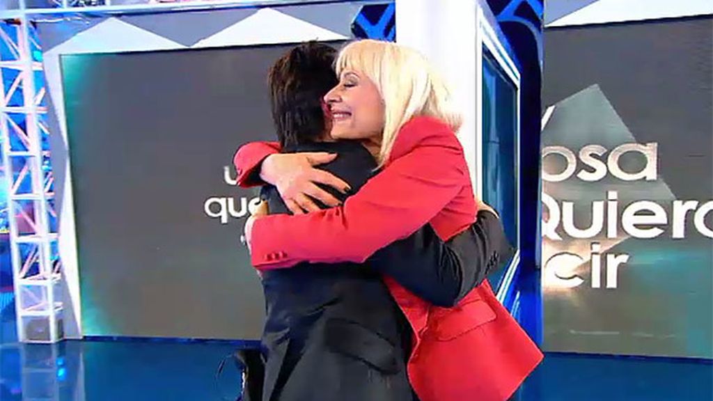 Isabel abraza a Rafaella Carrá
