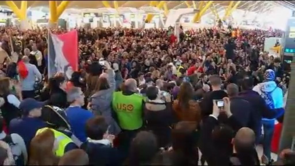 Miles de trabajadores de Iberia invaden la T4 de Barajas