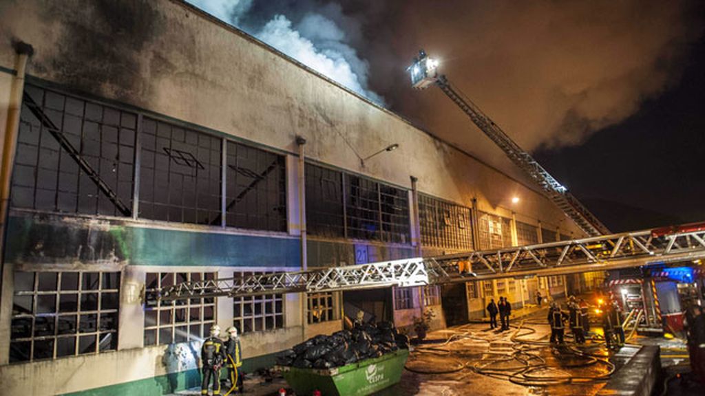 Controlado el incendio del almacen de caucho en Alonsotegi, Vizcaya