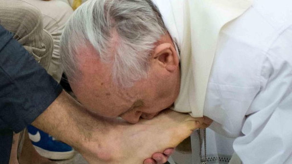 El Papa lava los pies a 12 presos