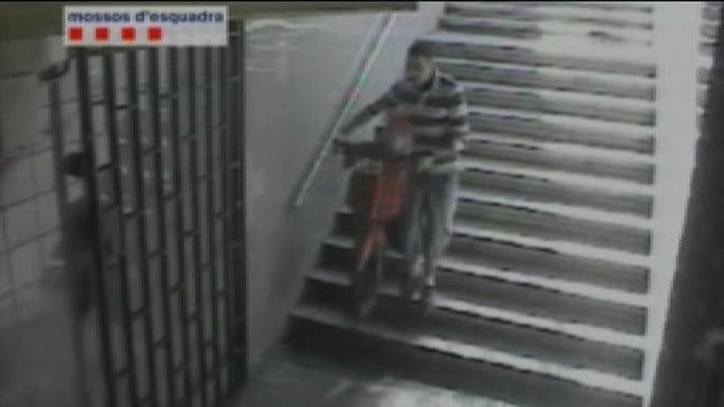 Sorprenden a un joven en el metro de Barcelona con una moto que acababa de robar