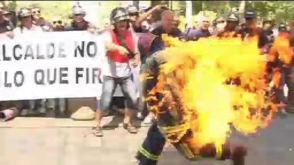 Un bombero se prende fuego a lo bonzo para denunciar la situación laboral del colectivo