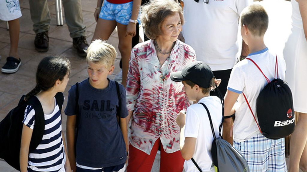 La Reina acompañada por las Infantas y sus hijos en Mallorca