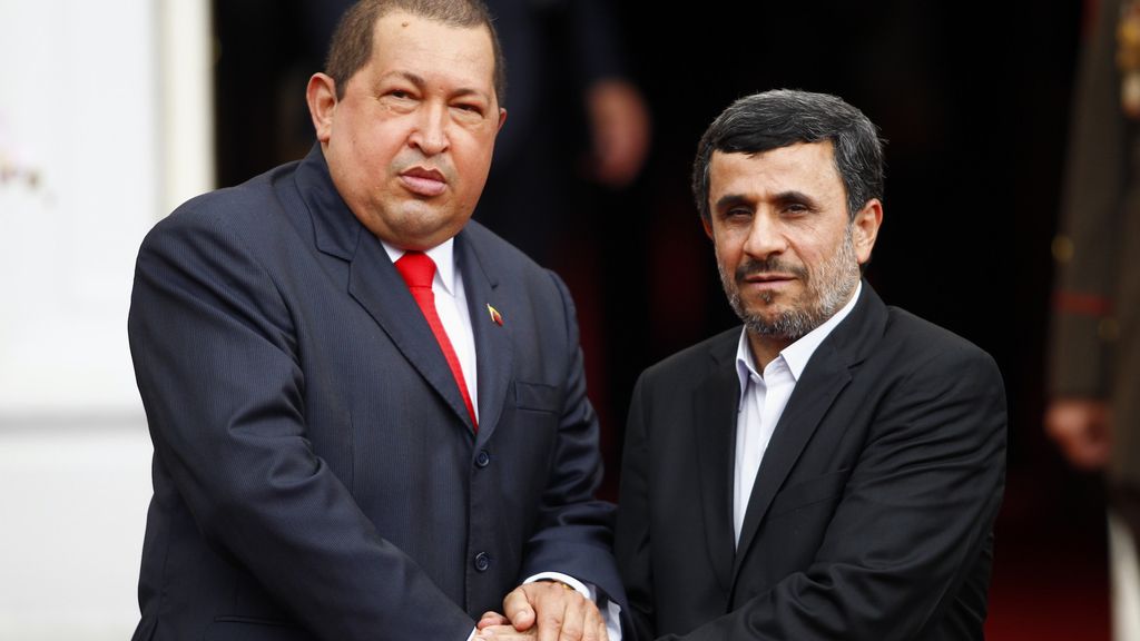 Chávez recibe a Ahmadinejad en el palacio de Miraflores en Caracas
