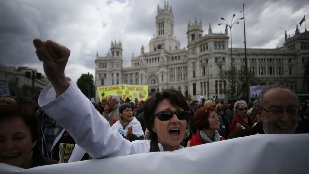Miles de personas participan en el centro de Madrid en una nueva 'marea blanca'