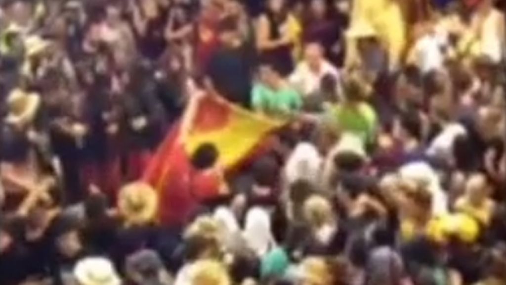PP y CiU se enfrentan por la quema de una bandera española en Mataró