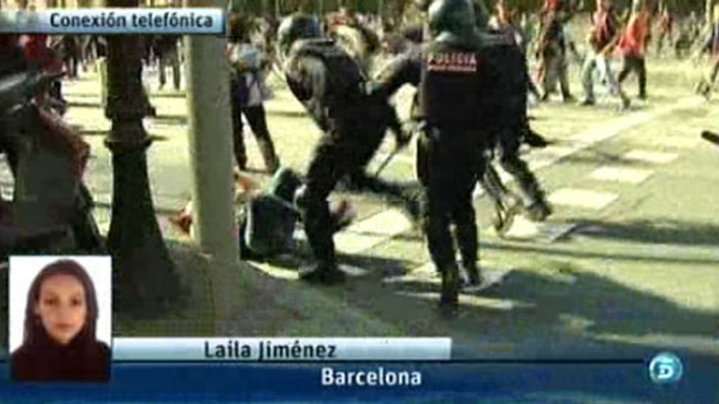 Un grupo de manifestantes agreden a un equipo de Informativos Telecinco en Barcelona