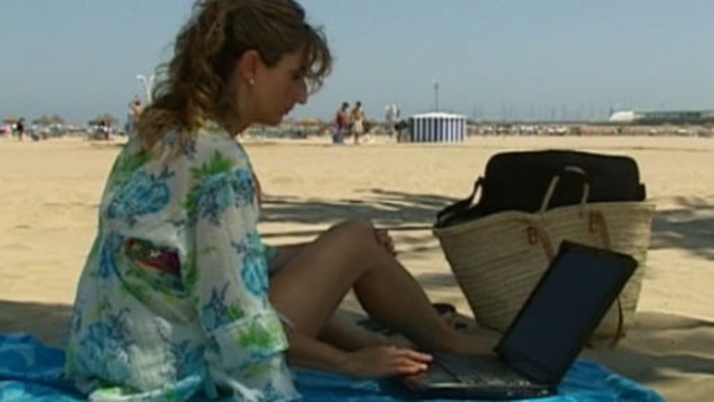 El 62% de los españoles se mantiene conectado al trabajo en vacaciones