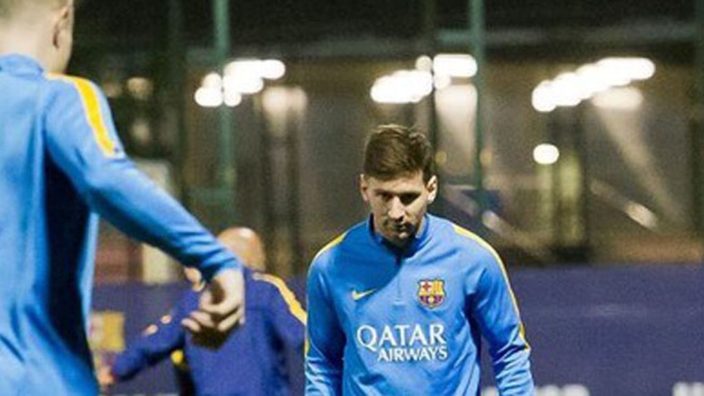 Messi entrena con el grupo y apunta al Clásico