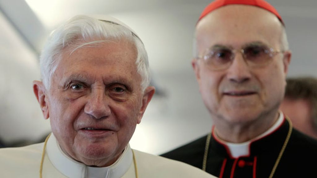 Tarcisio Bertone toma las riendas del Vaticano
