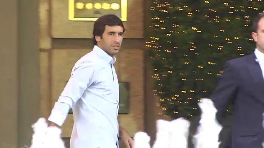 Raúl González Blanco sale del hotel de concentración