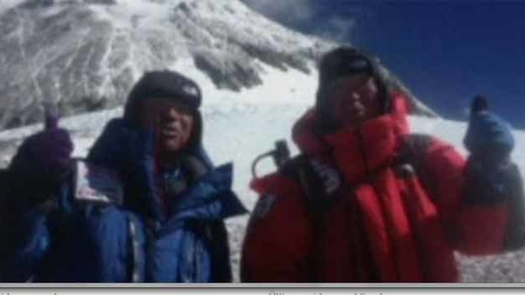 Un anciano y un joven sin brazos coronan el Everest