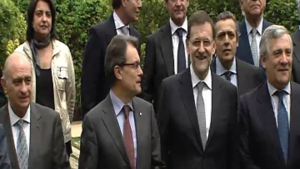 Saludo cordial entre Rajoy y Mas después de la supensión de la declaración de soberanía