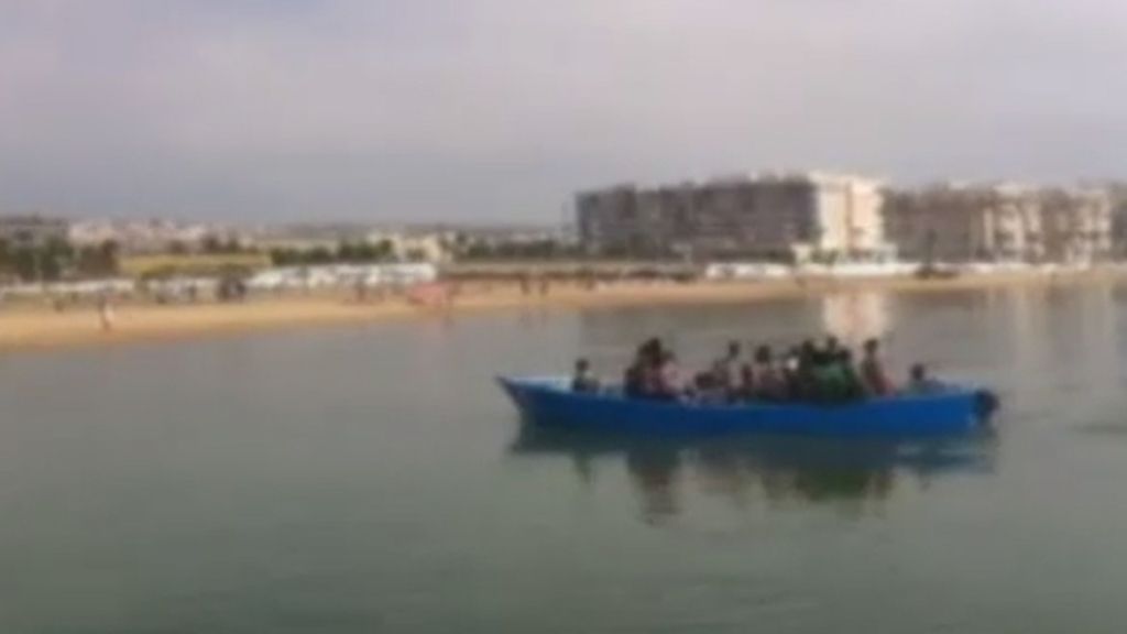 Una treintena de subsaharianos llega a la playa de San Lorenzo, en Melilla
