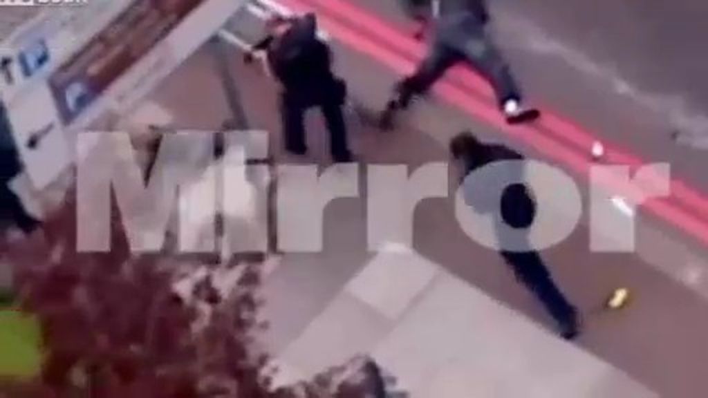 La Policía británica dispara contra los asesinos del militar muerto en Londres