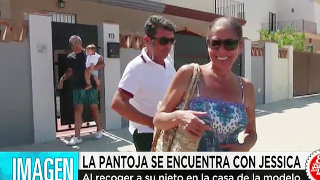 Isabel Pantoja, feliz al recoger a su nieto