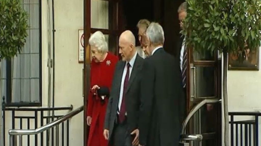 La reina Isabel II abandona el hospital tras permanecer ingresada 24 horas