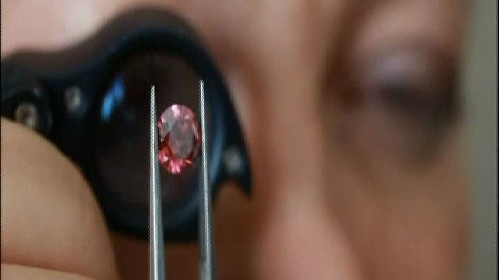 Encuentran uno de los diamantes rojos más grandes en una mina australiana